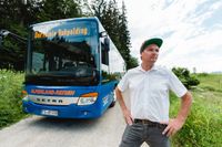 csm_Ruhpoldinger_Busfahrer_vor_seinem_Bus__021a684dda